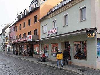 Aus diesem Geschäft in der Höchstadter Hauptstraße  (rechts) klauten unbekannte Einbrecher hochwertige Kleidung im Wert von mehreren Zehntausend Euro.  Foto: Andreas Dorsch