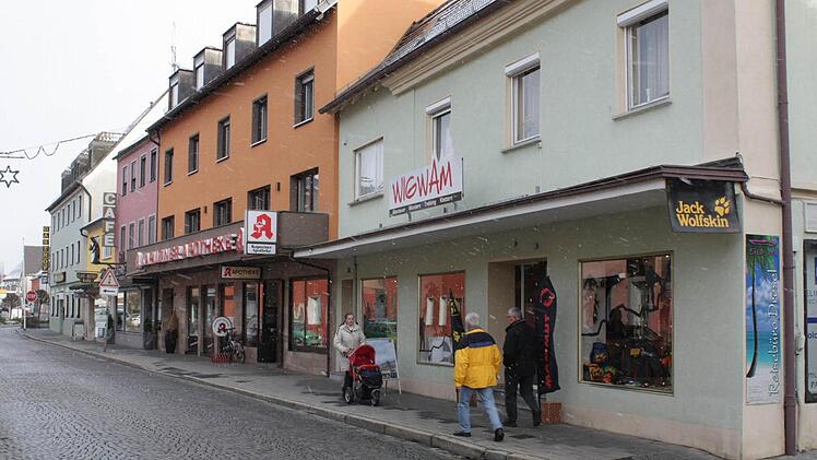 Aus diesem Geschäft in der Höchstadter Hauptstraße  (rechts) klauten unbekannte Einbrecher hochwertige Kleidung im Wert von mehreren Zehntausend Euro.  Foto: Andreas Dorsch