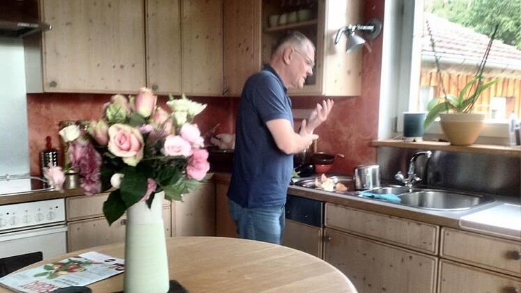 In der Küche beim Vorbereiten eines griechischen Gemüse-Auflaufs. Die Blumen im Vordergrund findet er ein bisschen spießig.