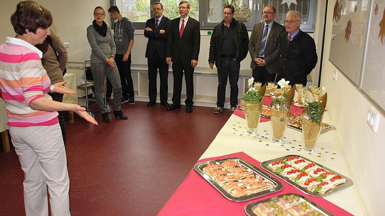 Brigitte Fenkner (links) präsentierte die Speisenfolge.