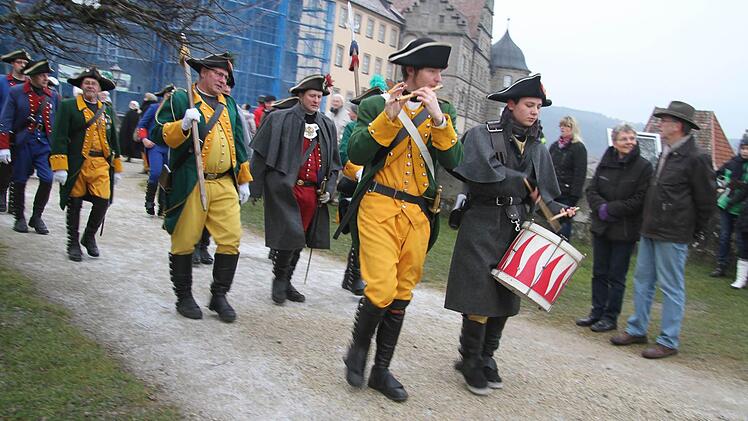 Dass die Kronacher Bürgerwehr das neue Jahr mit Salutschüssen begrüßt, ist eine schöne Tradition. In diesem Jahr hatten die St. Georg-Bläser eigens ihr Konzert verlegt, das normalerweise immer am Neujahrsmorgen um 9 Uhr stattfindet