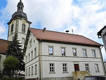 Das alte, 1860 erbaute Schulhaus vor der Kirche in Rügheim ist zu einem schmucken Dorfgemeinschaftshaus geworden.  Fotos: Gerhard Schmidt