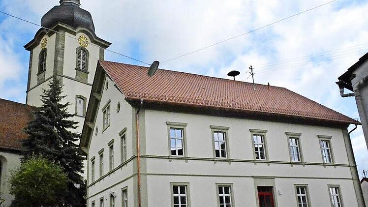 Das alte, 1860 erbaute Schulhaus vor der Kirche in Rügheim ist zu einem schmucken Dorfgemeinschaftshaus geworden.  Fotos: Gerhard Schmidt