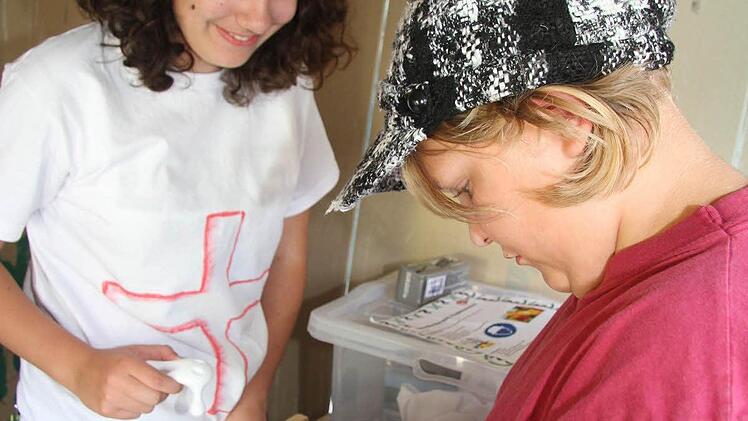 Auch Ärzte sind wichtig: Sofia Eleftheranis (13) berät eine Patientin.