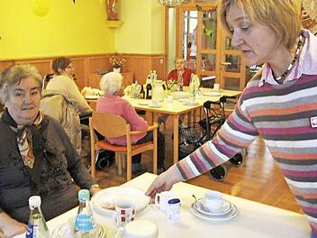 Heimliterin Gabriele Enning (rechts) unterrichtete die Bewohner zusammen mit Matthias Ohlms über die steigenden Heimkosten.  Foto: J. Hofbauer