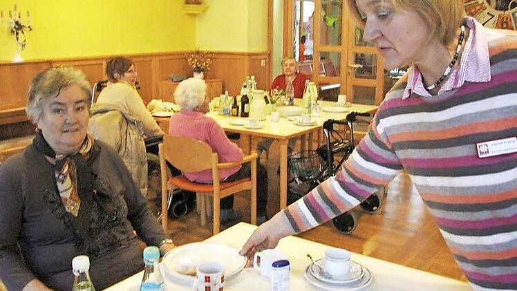 Heimliterin Gabriele Enning (rechts) unterrichtete die Bewohner zusammen mit Matthias Ohlms über die steigenden Heimkosten.  Foto: J. Hofbauer