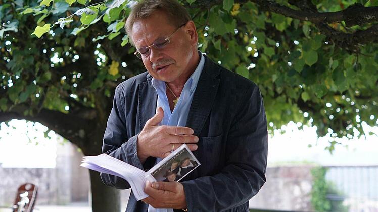Wolfgang Beiergrößlein bekommt von Tenor Ilja Martin als Geschenk für seine Frau eine CD überreicht. Foto: Sarah Dann