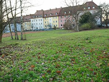 Auf dem unbebauten Grundstück neben den Tennisplätzen an der Ecke Blaicher Straße/Friedrich-Ebert-Straße will die Stadt den neuen Blaicher Kindergarten bauen. Übergangsweise wird der Neubau den Paul-Gerhardt-Kindern zur Verfügung stehen. Foto: Dagmar Besand