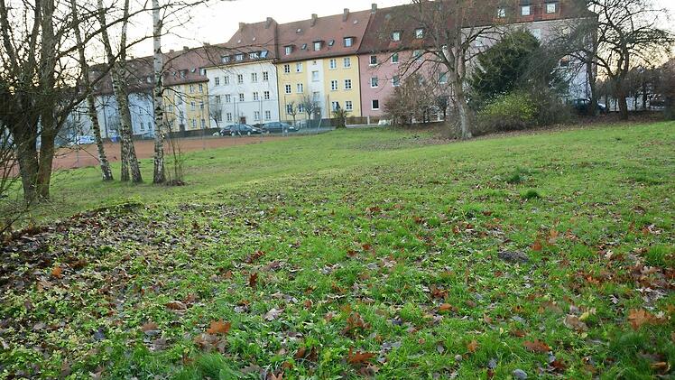 Auf dem unbebauten Grundstück neben den Tennisplätzen an der Ecke Blaicher Straße/Friedrich-Ebert-Straße will die Stadt den neuen Blaicher Kindergarten bauen. Übergangsweise wird der Neubau den Paul-Gerhardt-Kindern zur Verfügung stehen. Foto: Dagmar Besand