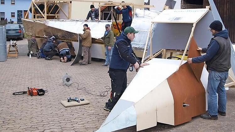 Freizeit gibt es derzeit nicht in Kohlstein - es werden riesige Faschingswagen gebaut. Fotos: Thomas Weichert