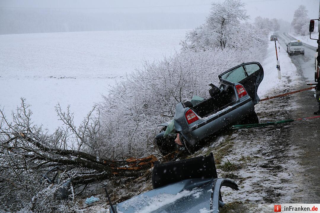 18-JŠhrige kollidiert im Schneetreiben mit Baum und erleidet lebensgefaehrliche Verletzungen