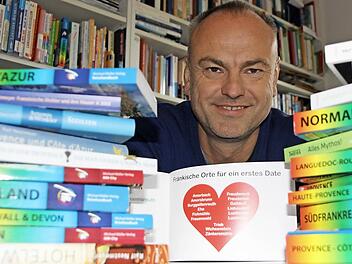 Das Format ist kleiner als das seiner bisherigen Bücher. Dafür hat Ralf Nestmeyer aber viel Herz in sein jüngstes Werk gelegt: "Gefühldes Franggn".  Foto: Diana Fuchs
