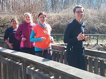 Unterstützung bei ihrem ersten langen Lauf bekamen Birthe Schneider (links) und Katharina Zink (rechts) diesmal von Korinna Lerch und Patricia Schodorf. Unsere Aufnahme entstand auf der Bahnbrücke nahe Arnshausen. Foto: Jürgen Schmitt