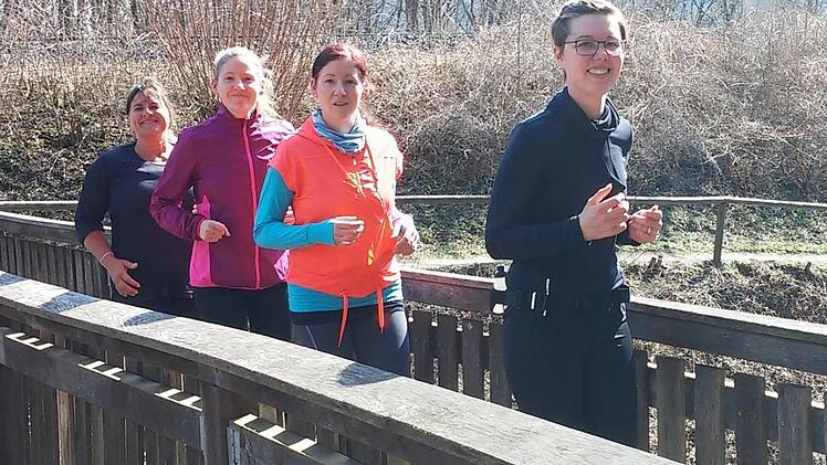 Unterstützung bei ihrem ersten langen Lauf bekamen Birthe Schneider (links) und Katharina Zink (rechts) diesmal von Korinna Lerch und Patricia Schodorf. Unsere Aufnahme entstand auf der Bahnbrücke nahe Arnshausen. Foto: Jürgen Schmitt