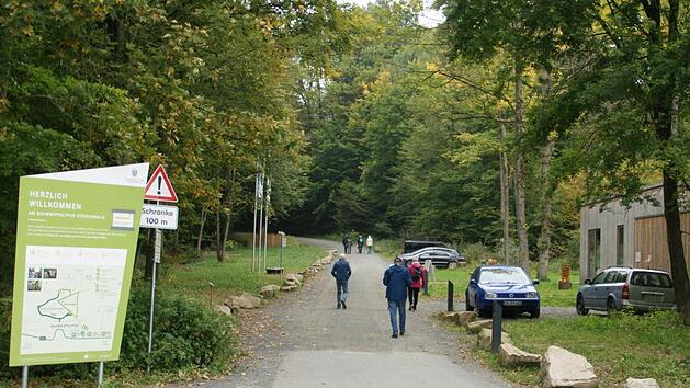Rund um den Baumwipfelpfad bei Ebrach und das Steigerwaldzentrum "Nachhaltigkeit erleben" gibt es viele Wanderwege auf oberfr&auml;nkischem und unterfr&auml;nkischem Gebiet, in den Landkreisen Schweinfurt, Bamberg, Kitzingen und Ha&szlig;berge, die nun erstmals f&uuml;r die gesamte Region zusammengefasst wurden.Sabine Weinbeer