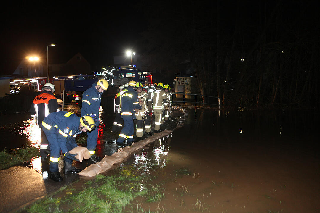 Hochwasser in Franken: In der Nacht zum Freitag kam es in Ansbach zu teils schweren Überschwemmungen