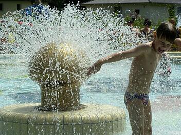 Colin darf sich ab heute wieder &uuml;ber die Erfrischung im Bambados-Freibad freuen.  Archivfoto: Ronald Rinklef