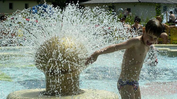 Colin darf sich ab heute wieder &uuml;ber die Erfrischung im Bambados-Freibad freuen.  Archivfoto: Ronald Rinklef