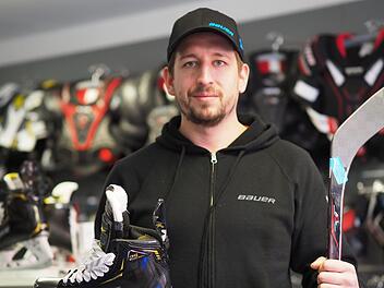 Ein Fachmann in Sachen Eishockey-Ausrüstung ist Benni Dirksen, der Goalie der Kissinger Wölfe.Jürgen Schmitt