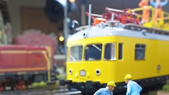 Bernd Deinleins Anlage lebt durch unzählige kleine Szenen am Rand der Gleise.
