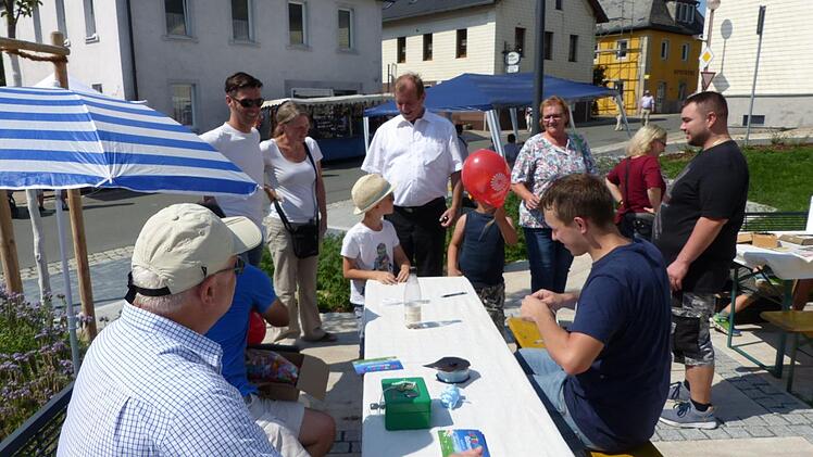Einen Luftballonwettbewerb führte der  Schachclub durch. Foto: Klaus-Peter Wulf