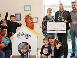 Spendenübergabe vom Lionsclub Aischgrund an den Kindergarten Mühlhausen: Kindergartenleiterin Tina Härtlein und Past-Präsident Gerhard Kress (beide mit dem Scheck) sowie Mitglieder des Elternbeirats und des Kindergartenpersonals mit Kindern Foto: Johanna Blum