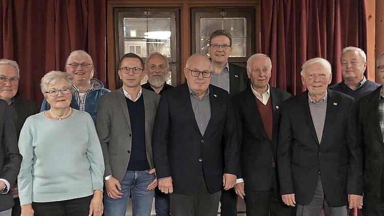 Auf dem Foto von links Robin Kuhn, Thomas Leiner, Waltraud Schmitt, Gerald Röder, Michael Rüth, Christian Rüth,Erich Rüth, Steffen Hörtler, Alfred Wacker, Eberhard Gräf, Erich Laube, Dittmar Pfülb.
