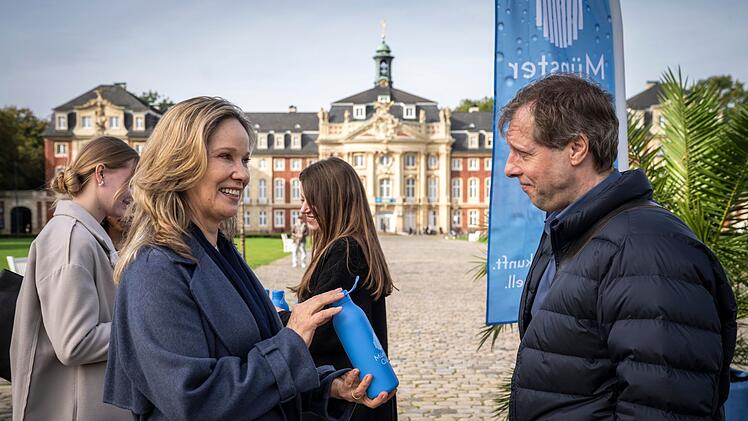 Mechthild Eckes (Ann-Kathrin Kramer, zweite von links) vom städtischen Wasserwerk und Julia Brosenius (Alice Dwyer, Mitte) von der privaten Wasserversorgungsfirma "Münster Quell" machen vor dem Schloss in Münster Werbung. Es wird nicht Ekkis (Oliver Korittke) letzte Begegnung mit den Damen bleiben.