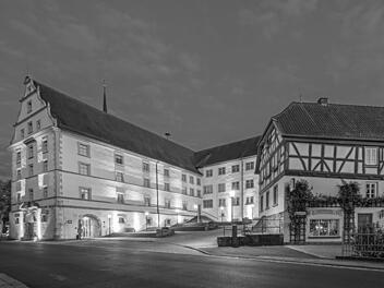 Im einstigen Amts- und Centhaus im unterfränkischen Fladungen befinden sich heute Rathaus, Touristinformation und Rhönmuseum.