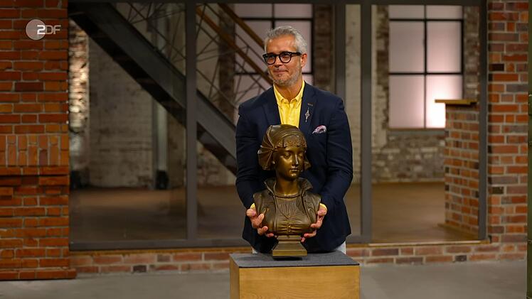 Im H&auml;ndlerraum kamen jedoch sofort Zweifel auf. Julian Schmitz-Avila vermutete sogar Keramik als Material. Anaisio Guedes (Bild) machte den Gewichtstest: "Das ist Bronze." Eine Signatur des K&uuml;nstlers fand er jedoch nicht.