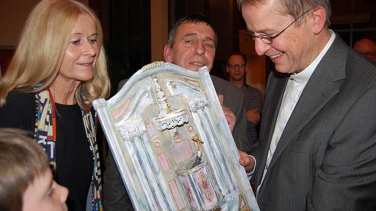 Uschi Prodinger und Achim Bezold überreichten ein Kanzelkunstwerk.