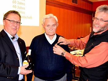 Seit 60 Jahren im Alpenverein ist Heinz Peetz. Sektionsvorsitzender Bernd Eisenmann (links) nahm zusammen mit seinem Stellvertreter Johannes Fiedler (rechts) die Ehrung des Vereinsjubilars vor. Foto: Rauch
