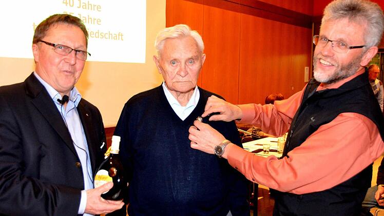 Seit 60 Jahren im Alpenverein ist Heinz Peetz. Sektionsvorsitzender Bernd Eisenmann (links) nahm zusammen mit seinem Stellvertreter Johannes Fiedler (rechts) die Ehrung des Vereinsjubilars vor. Foto: Rauch