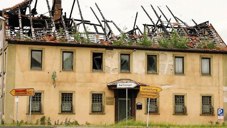 Seit eineinhalb Jahren bietet sich an der "Schwarzen Pfütze" dieser Anblick. Eine Ruine verfällt immer mehr. Mittlerweile wachsen auf dem Dach schon die ersten Pflanzen, erstaunlich, wie schnell die Natur sich ungenutztes Terrain zurückholt. Fotos: Paul Ziegler