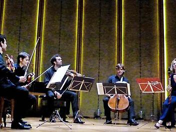 Konzentration vor dem "Abflug": das Modigliani-Quartett mit Philippe Bernhard, Loïc Rio, Laurent Marfaing und François Kieffer sowie "special guest" Sabine Meyer. Foto: Ahnert