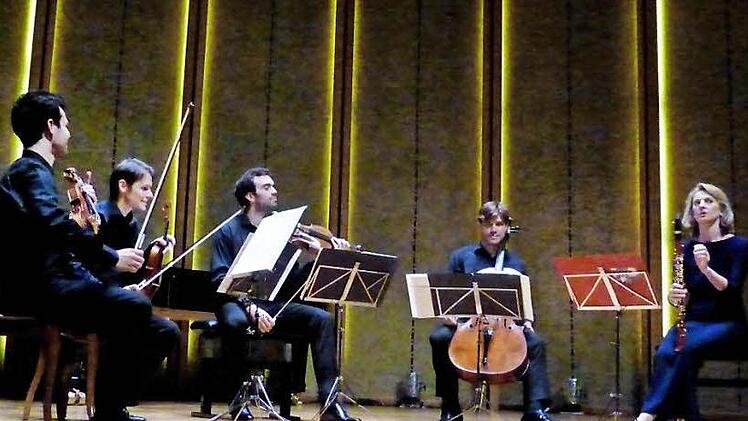 Konzentration vor dem "Abflug": das Modigliani-Quartett mit Philippe Bernhard, Loïc Rio, Laurent Marfaing und François Kieffer sowie "special guest" Sabine Meyer. Foto: Ahnert