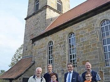 Hans Rebhan (Dritter von rechts) hat 7000 Euro an die Kirchengemeinde Burkersdorf und 2500 Euro an das Diakonische Werk gespendet. Im Bild (von links) Kirchenpfleger Roland Gernlein, Elmar Jonas vom Diakonischen Werk, Vertrauensfrau Renate Ammon, Kirchenvorsteherin Elfriede Ultsch und Pfarrer Reinhold König  Foto: Karl-Heinz Hofmann