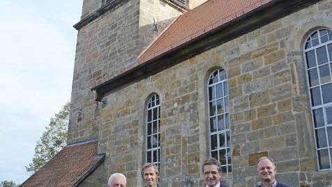 Hans Rebhan (Dritter von rechts) hat 7000 Euro an die Kirchengemeinde Burkersdorf und 2500 Euro an das Diakonische Werk gespendet. Im Bild (von links) Kirchenpfleger Roland Gernlein, Elmar Jonas vom Diakonischen Werk, Vertrauensfrau Renate Ammon, Kirchenvorsteherin Elfriede Ultsch und Pfarrer Reinhold König  Foto: Karl-Heinz Hofmann