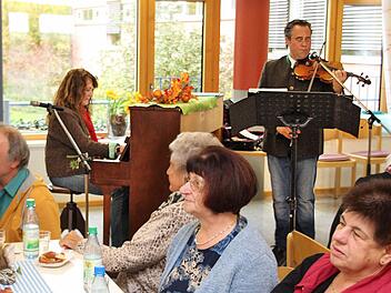 Barbara Moritz am Klavier und Matthias Klink mit der Geige sorgten beim Weinfest im Seniorenheim St. Elisabeth für Stimmung. Eingeladen waren die Seniorinnen und Senioren sowie die Mitglieder des Fördervereins. Foto: Dieter Britz