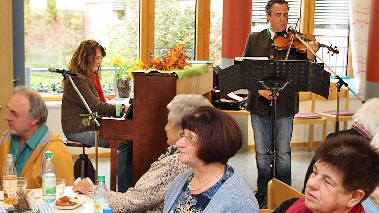 Barbara Moritz am Klavier und Matthias Klink mit der Geige sorgten beim Weinfest im Seniorenheim St. Elisabeth für Stimmung. Eingeladen waren die Seniorinnen und Senioren sowie die Mitglieder des Fördervereins. Foto: Dieter Britz