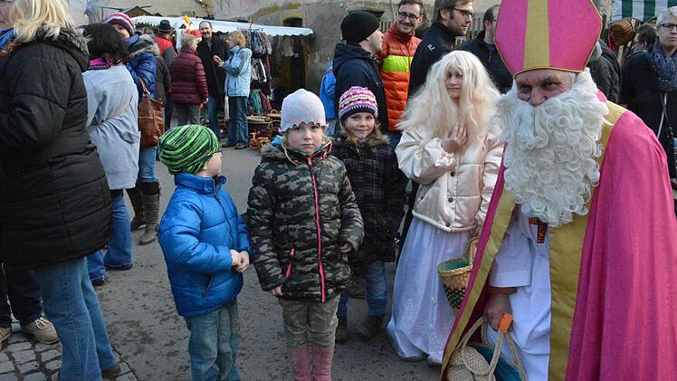 Nikolaus und Christkind erfreuten die Herzen der kleinen Marktbesucher. Foto: gsch