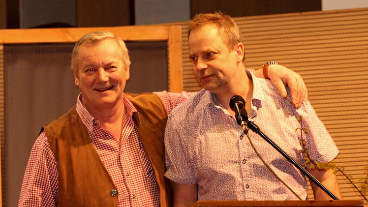 Moderator Ewald Stretz mit Elektriker Hans-Jürgen Derra (rechts)Günther Geiling
