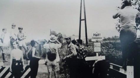 Wanderer bei der 1. Grenzlandwanderung am 17. Juni 1968 an der "Gebrannten Br&uuml;cke"  Repro: Dieter Seyfarth