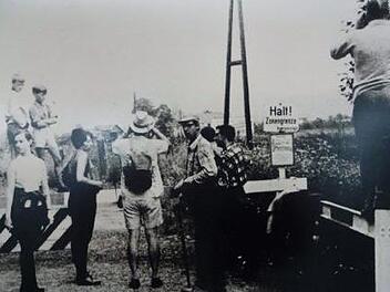 Wanderer bei der 1. Grenzlandwanderung am 17. Juni 1968 an der "Gebrannten Brücke"  Repro: Dieter Seyfarth