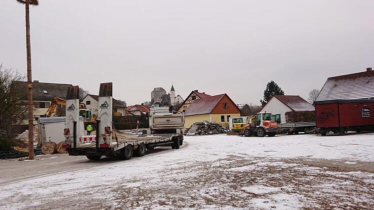 Auf den Festplatz in  Hiltpoltstein wird die Containeranlage gestellt, wenn die Grundschule  gegenüber saniert wird. Foto: Petra Malbrich