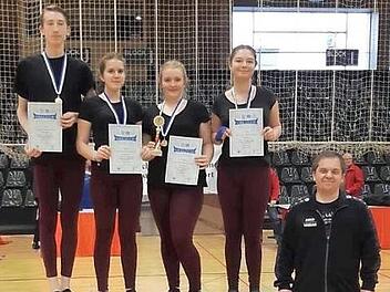 Das erfolgreiche Quartett des Radsportvereins "soli" Reuth bei der Siegerehrung auf dem obersten Treppchen mit (von links) Christoph Schedel, Antonia Groh, Michelle Scharf, Nina Lindner und dem stolzen Übungsleiter Tobias Backer  Foto: RSV Reuth