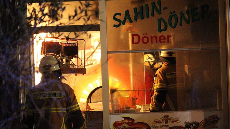 Ein Dönerladen in Bayreuth brannte am Sonntag - das Gebäude wurde evakuiert. Foto: NEWS5 / Holzheimer