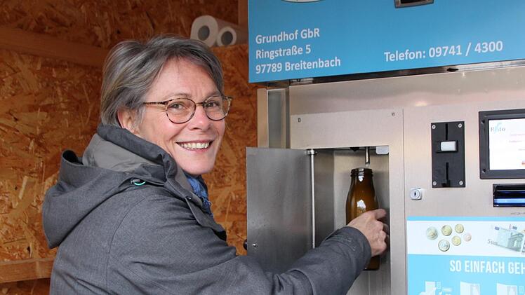 Vor dem Rewe füllt sich Eva Reichert-Nelkenstock eine Flasche Milch ab. Das Behältnis ist aus Glas, die Milch stammt aus Breitenbach. Foto: Ulrike Müller