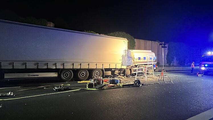 Nach t&ouml;dlichem Verkehrsunfall auf Autobahn: Rettungswagen besch&auml;digt Rotor vom Rettungshubschrauber