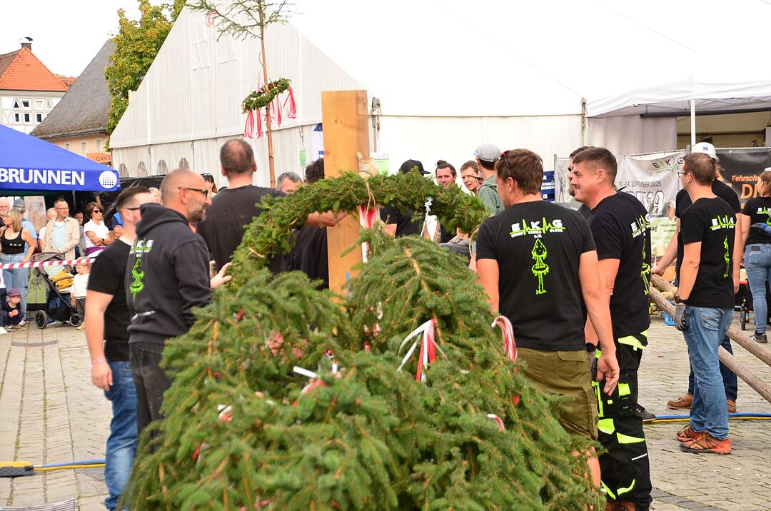 Aufstellen vom Kirchweihbaum & Party am Abend.